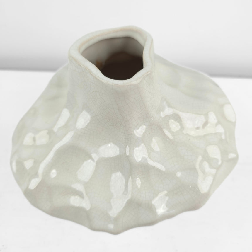 Moderni keramikinė balta vaza 17x14 cm