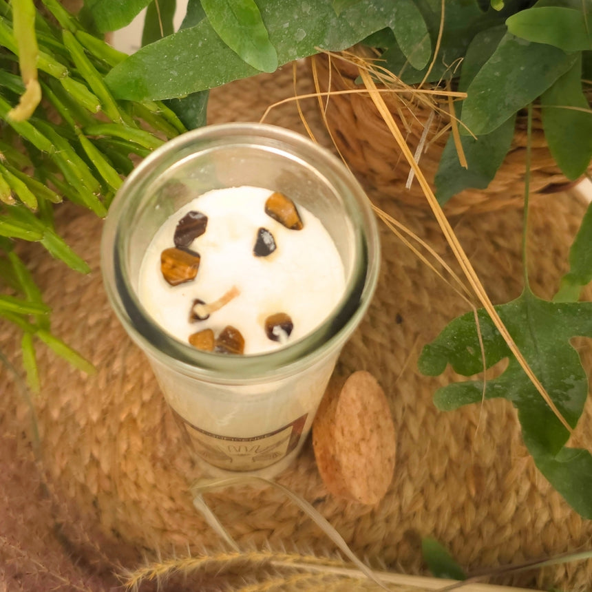 Aromaterapinė žvakė PASITIKĖJIMAS | cinamono aromato su tigro akies akmenimis, sojų vaškas