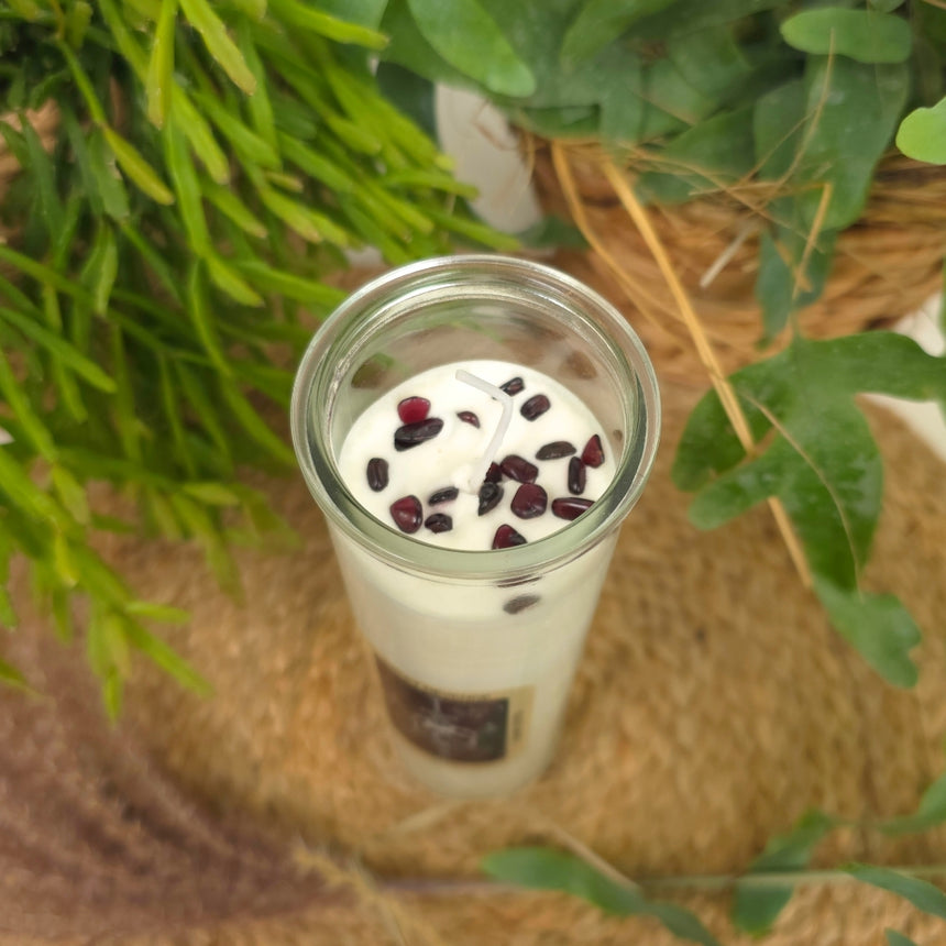 Aromaterapinė sojų vaško žvakė puošta raudonuoju granatu akmeniu| Lelijų aromato