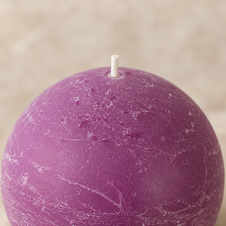 sodoela Žvakės Rutulio formos žvakė „Rustic Classic“, orchidėjų violetinė – tekstūra ir knatas iš arti
