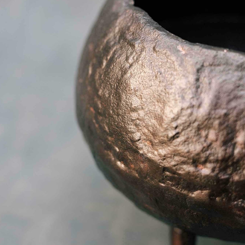 Barok metalinis vazonas ant kojelių 17x17x15 cm