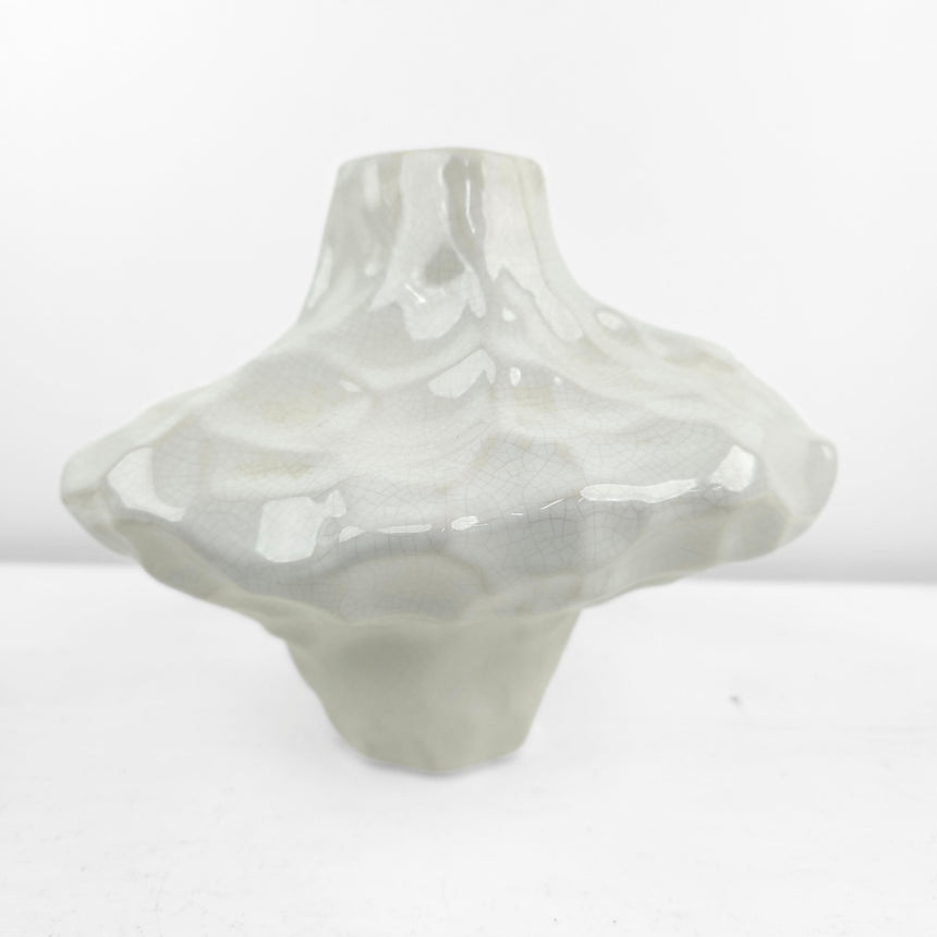 Moderni keramikinė balta vaza 22x18 cm
