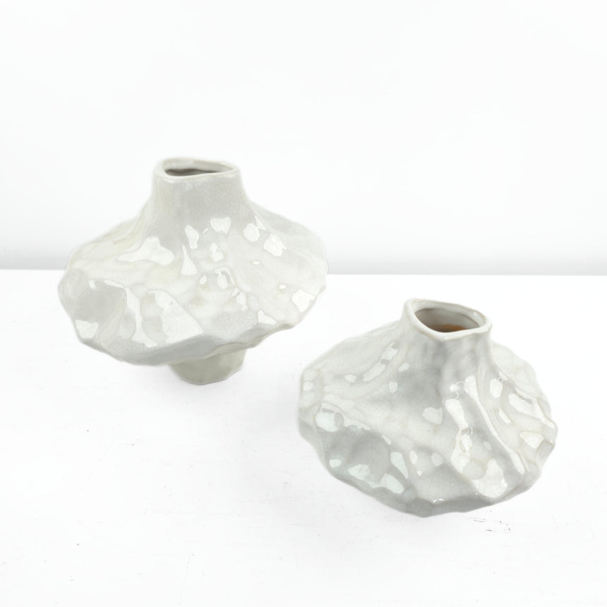 Moderni keramikinė balta vaza 17x14 cm