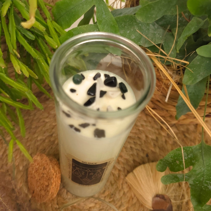 Aromaterapinė Sojų vaško žvakė su JUODOJO AGATO ir BALTOJO JASPIO brangakmeniais