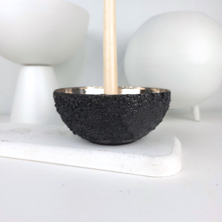 Metalo dubuo-žvakidė juodos spalvos 25x9x7 cm