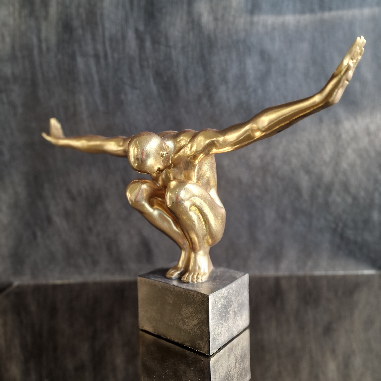 Dekoratyvinė skulptūra Atletas Gold 32,5x48,5x15 cm