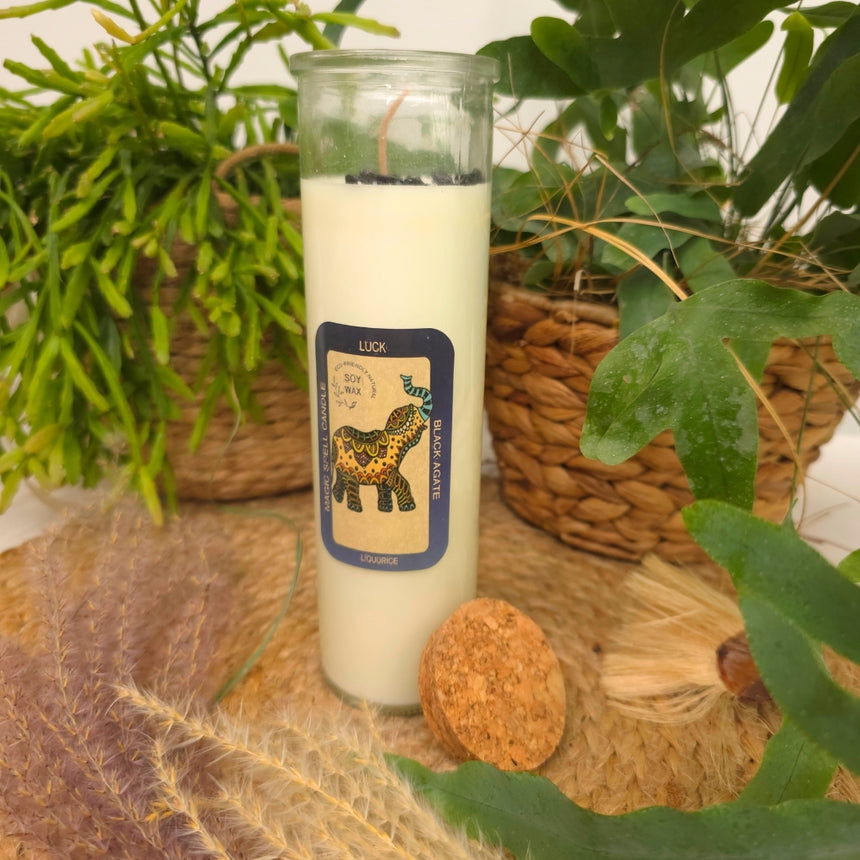 Aromaterapinė sojų vaško žvakė puošta juodojo agato akmeniu  | Saldymedžio aromato