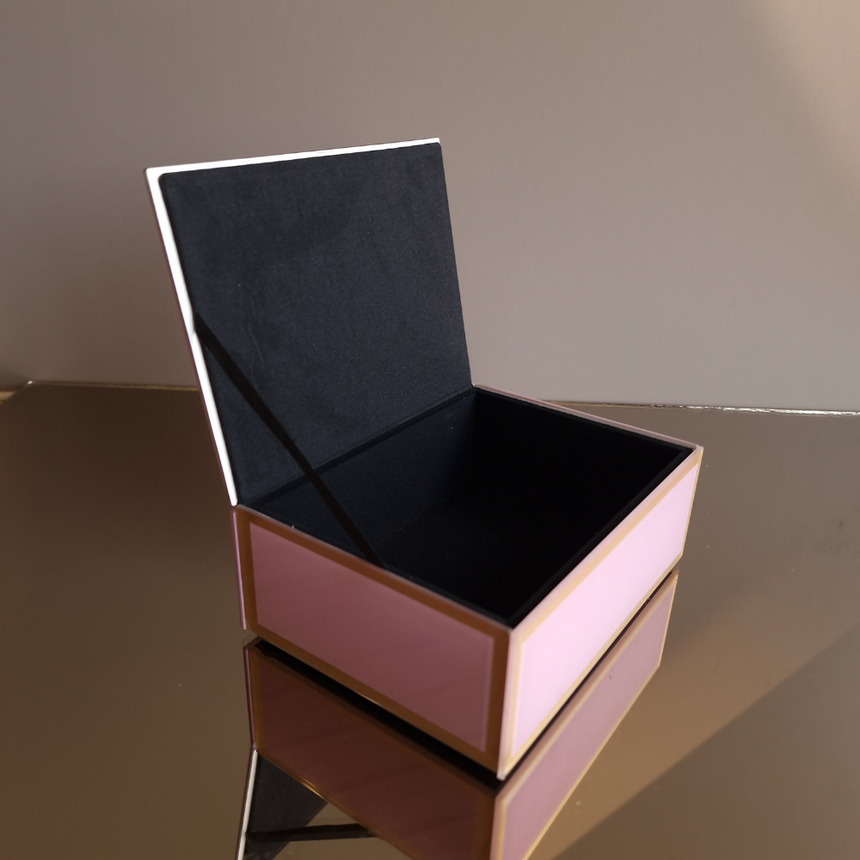 Stačiakampė rausva papuošalų dėžutė