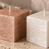 Kvadratinė žvakė „Rustic Metalic“ 7x7x7 cm – tekstūra iš arti
