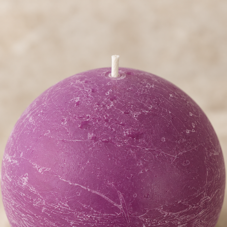 sodoela Žvakės Rutulio formos žvakė „Rustic Classic“, orchidėjų violetinė – tekstūra ir knatas iš arti