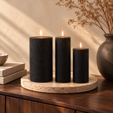 Žvakė „Rustic Velvet“, juoda – degančios žvakės interjere